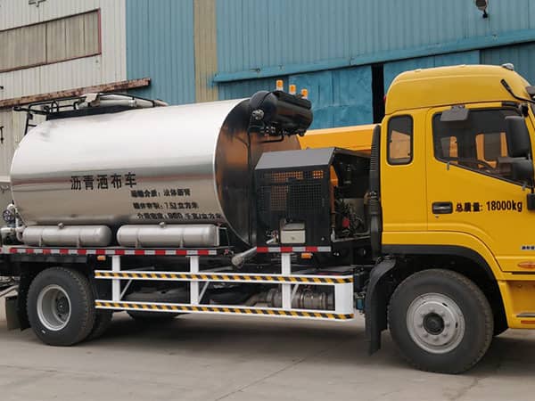 How to solve the problem of uneven spreading by asphalt spreading trucks_1